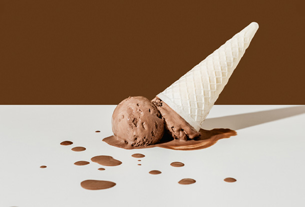 Cornet de crème glacée au chocolat à l’envers