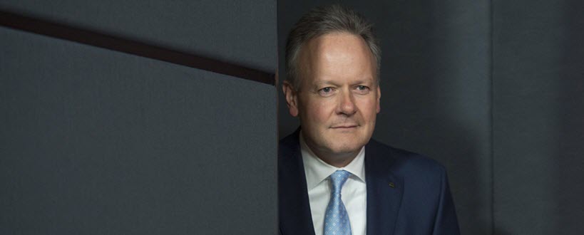 Gros plan de Stephen Poloz qui sourit.