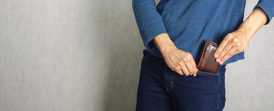 Homme mettant un portefeuille dans sa poche.