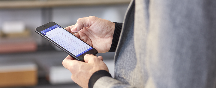 Personne qui regarde une liste de cotes sur l'appli Mobile RBC.