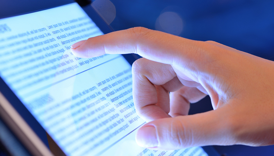 Image d'une personne lisant les nouvelles sur une tablette
