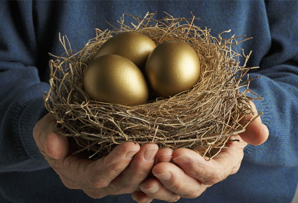 Mains tenant un nid qui contient des œufs en or.