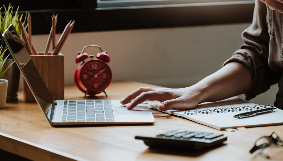 Quelqu’un travaille sur un ordinateur portable dans son bureau à domicile.