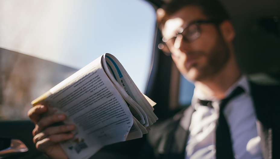 Un investisseur lit des articles sur des opérations d'initié.