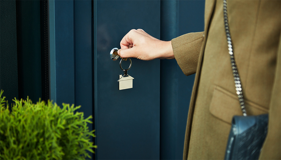 Un investisseur déverrouille la porte d’une nouvelle habitation achetée grâce à son CELIAPP.