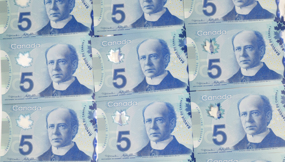 Des billets canadiens de cinq dollars.