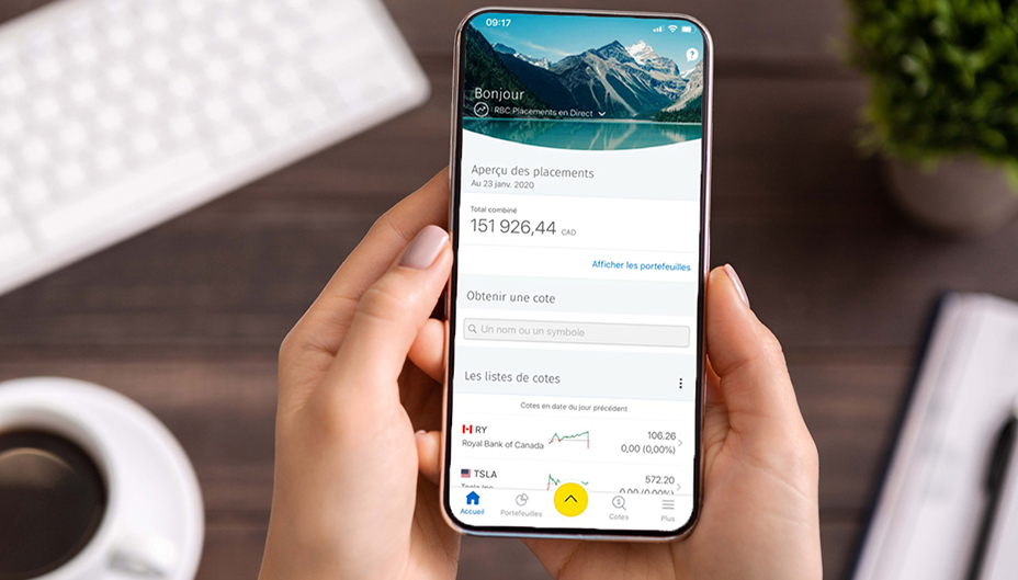 Personne consultant son compte Placements en Direct dans l'appli Mobile RBC sur son cellulaire.