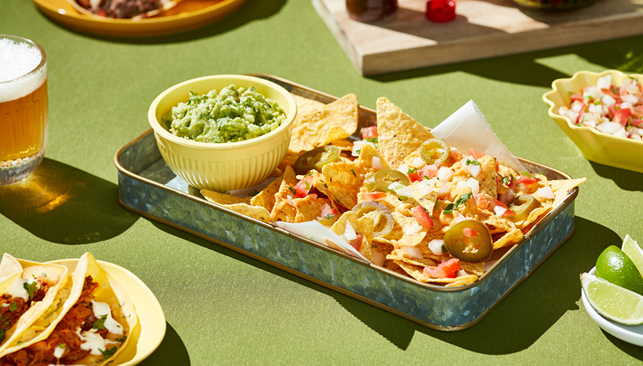 Gros plan sur des plats mexicains, dont des nachos et des tacos.