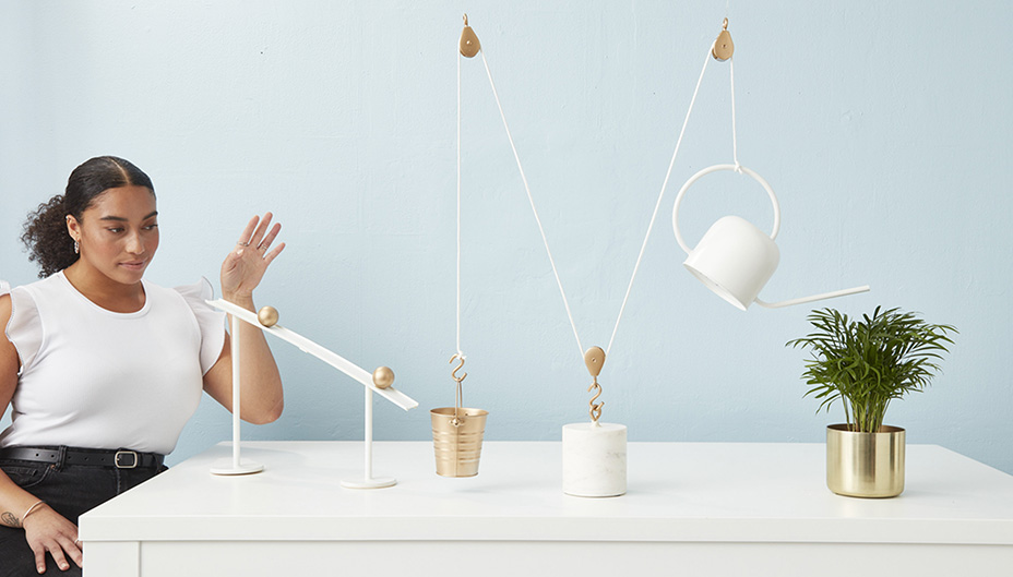 Personne avec une machine Rube Goldberg