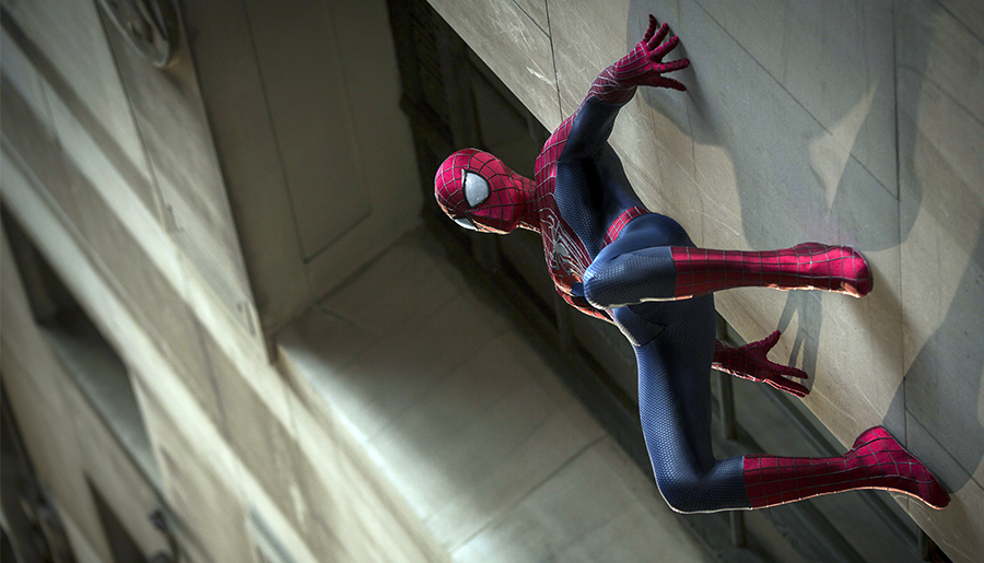 Spider-Man sur un mur.