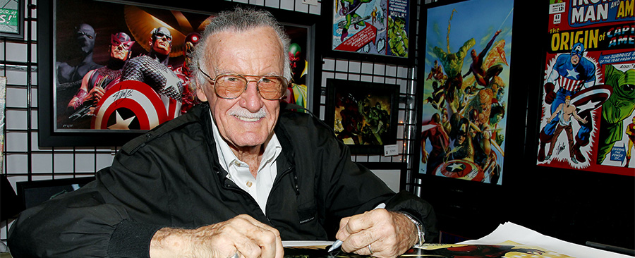 Stan Lee souriant à la caméra.