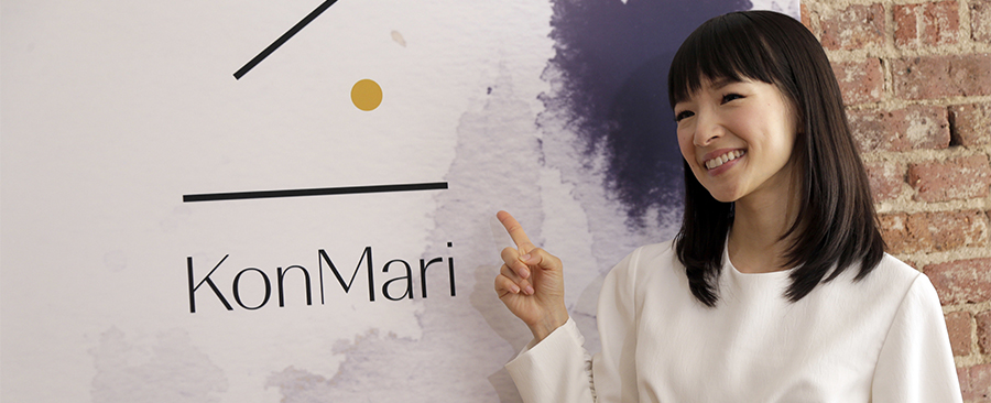 Marie Kondo pointe une image où figure le mot « KonMari »